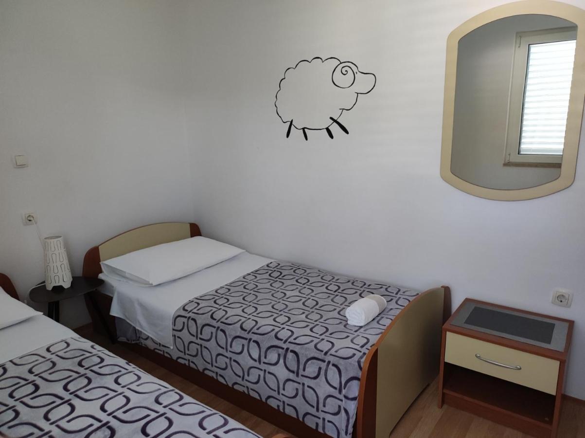 Apartments Kampor Damira Раб Екстериор снимка